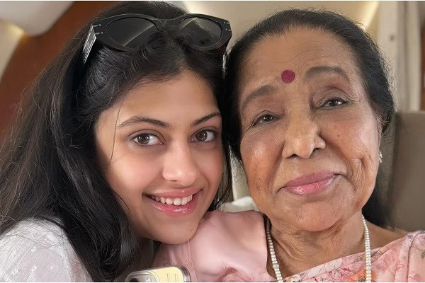 Asha Bhosle with Zanai Bhosle