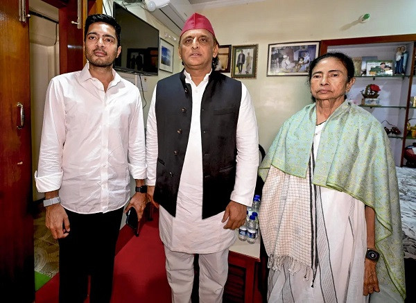 Akhilesh Yadav meets Mamata, Abhishek Banerjee in Kolkata