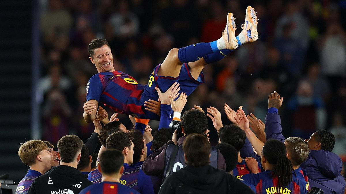 Barcelona players celebrate Robert Lewandowski in his final home game