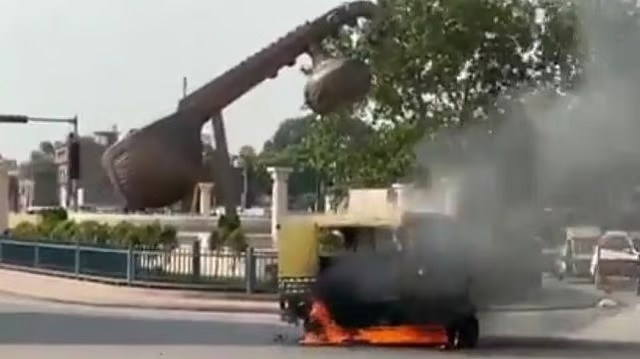 CNG Auto-rickshaw Carrying Devotees Catches Fire in Ayodhya