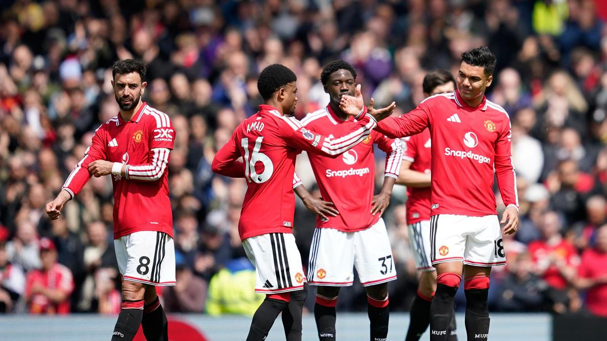 Manchester United stays third in the Premier League standings with 68 points