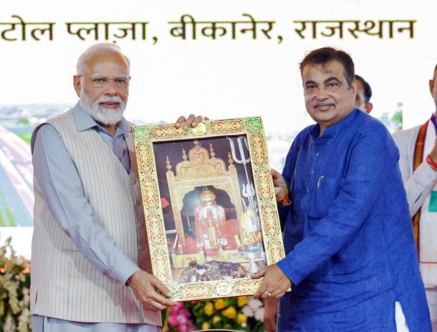 PM Modi extends birthday wishes to Nitin Gadkari
