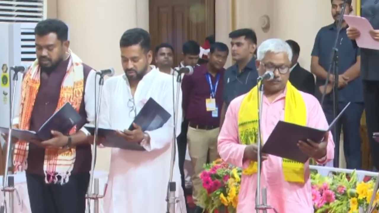 লোক ভবনে শুভেন্দু অধিকারীর মন্ত্রিসভার সদস্যদের শপথগ্রহণ চলছে।