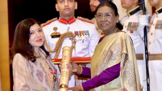 Alka Yagnik receiving the Padma Bhushan honour from President Murmu