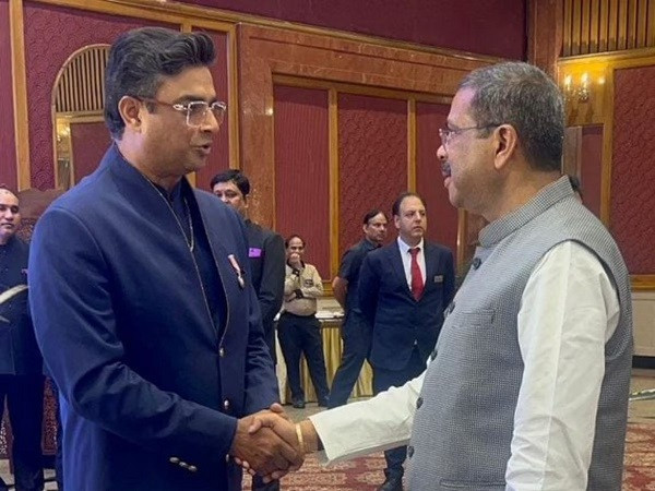 R Madhavan with Dharmendra Pradhan