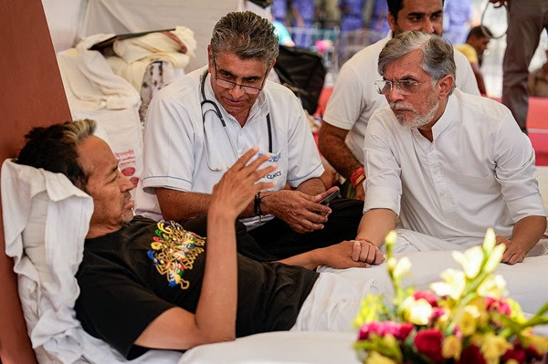 Congress leader Pawan Khera meets Sonam Wangchuk at Jantar Mantar