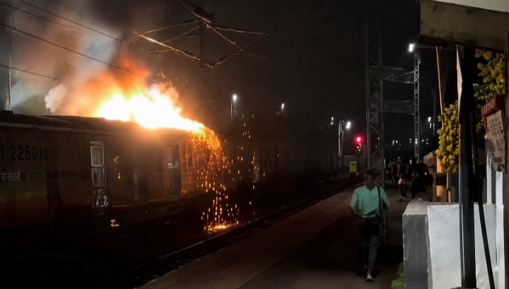 Disruption at Dakshineswar station due to snapped overhead wire