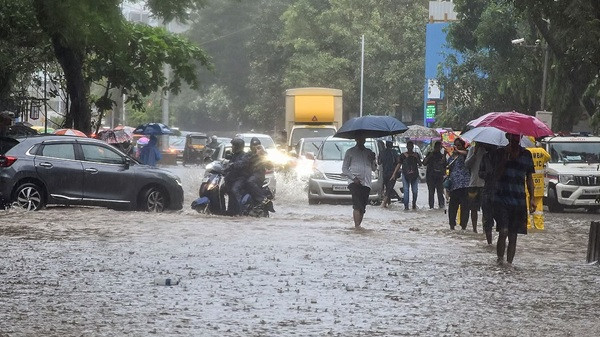 Heavy rain and thunderstorms disrupts life in Mumbai