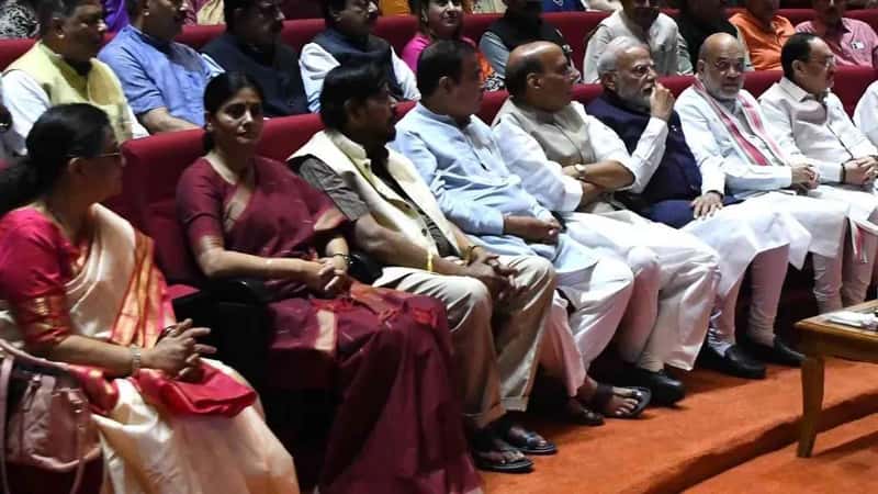 Kakoli in the same seat with Modi-Shah