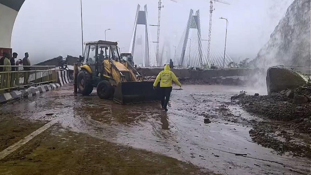 Landslides shut Mumbai-Pune Expressway