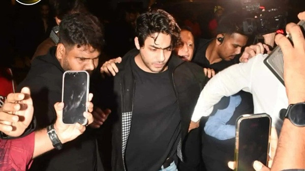 Shah Rukh Khan’s son Aryan Khan gets mobbed