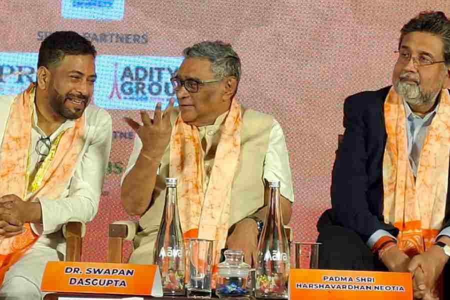 Ministers Shankar Ghosh and Swapan Dasgupta, and industrialist Harshavardhan