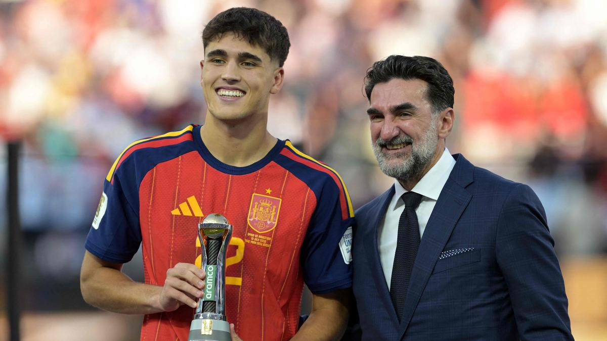 Spain's defender #22 Pau Cubarsi (L) poses with the Young Player award