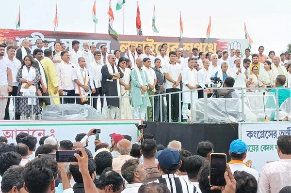 Congress pays tribute to martyrs at Shaheed Minar