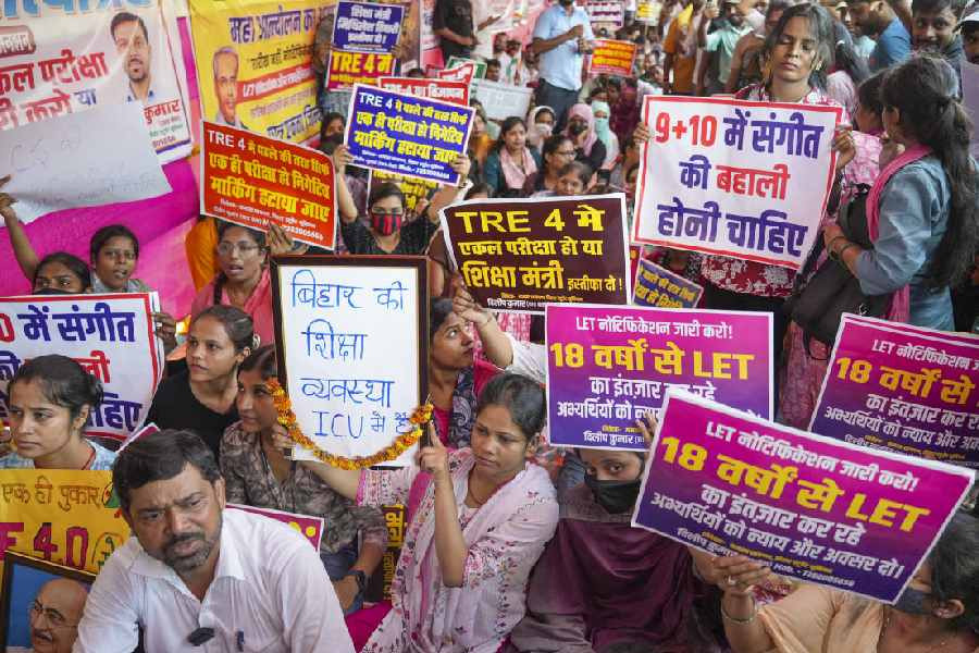 Student protesters breach barricades in Patna