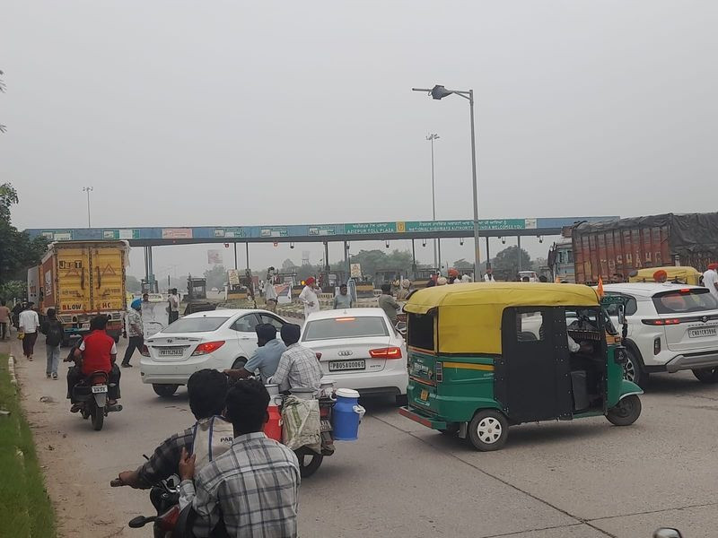 Azizpur toll plaza on the day of the Qaumi Insaaf Morcha