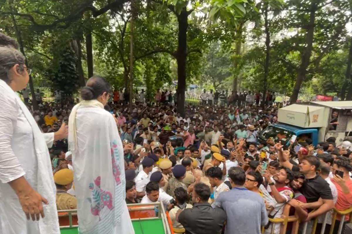 Chaos on Cathedral Road upon Mamata's arrival