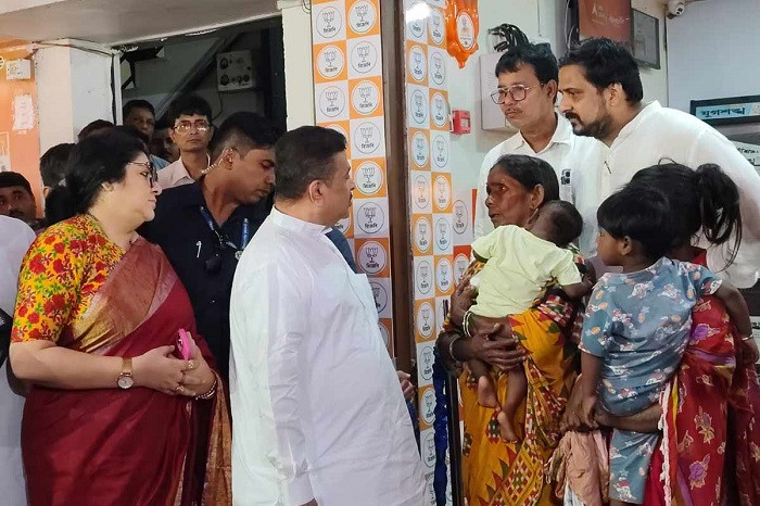 Chief Minister stands by the woman living on the footpath