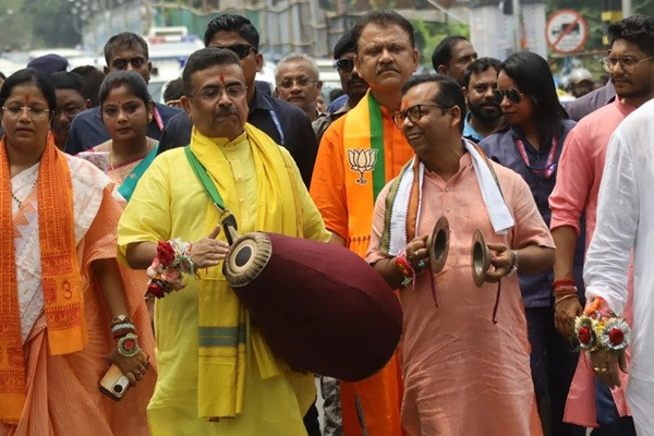 CM Suvendu Adhikari outside Mamata’s residence