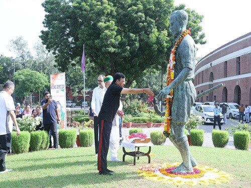 Mansukh Mandaviya pays tribute to Major Dhyan Chand