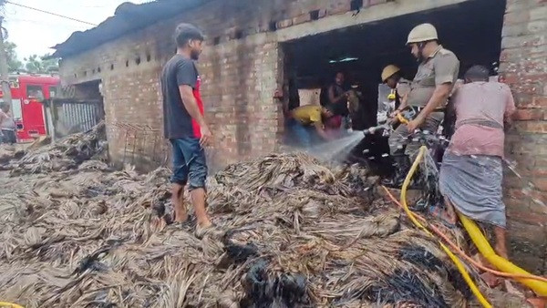 Massive fire at a jute warehouse in Shantipur