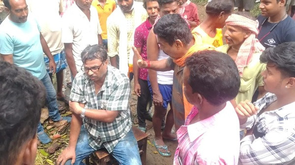 Protest involving egg-throwing at a teacher