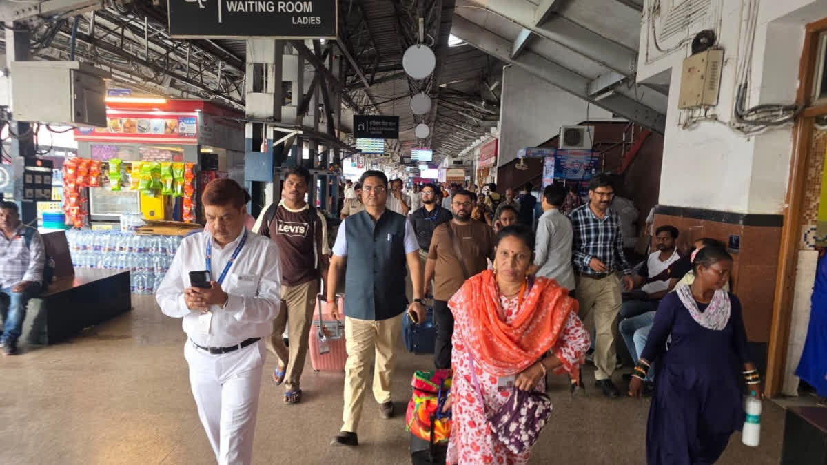 The rescued pilgrims from Maharashtra at Patna Junction
