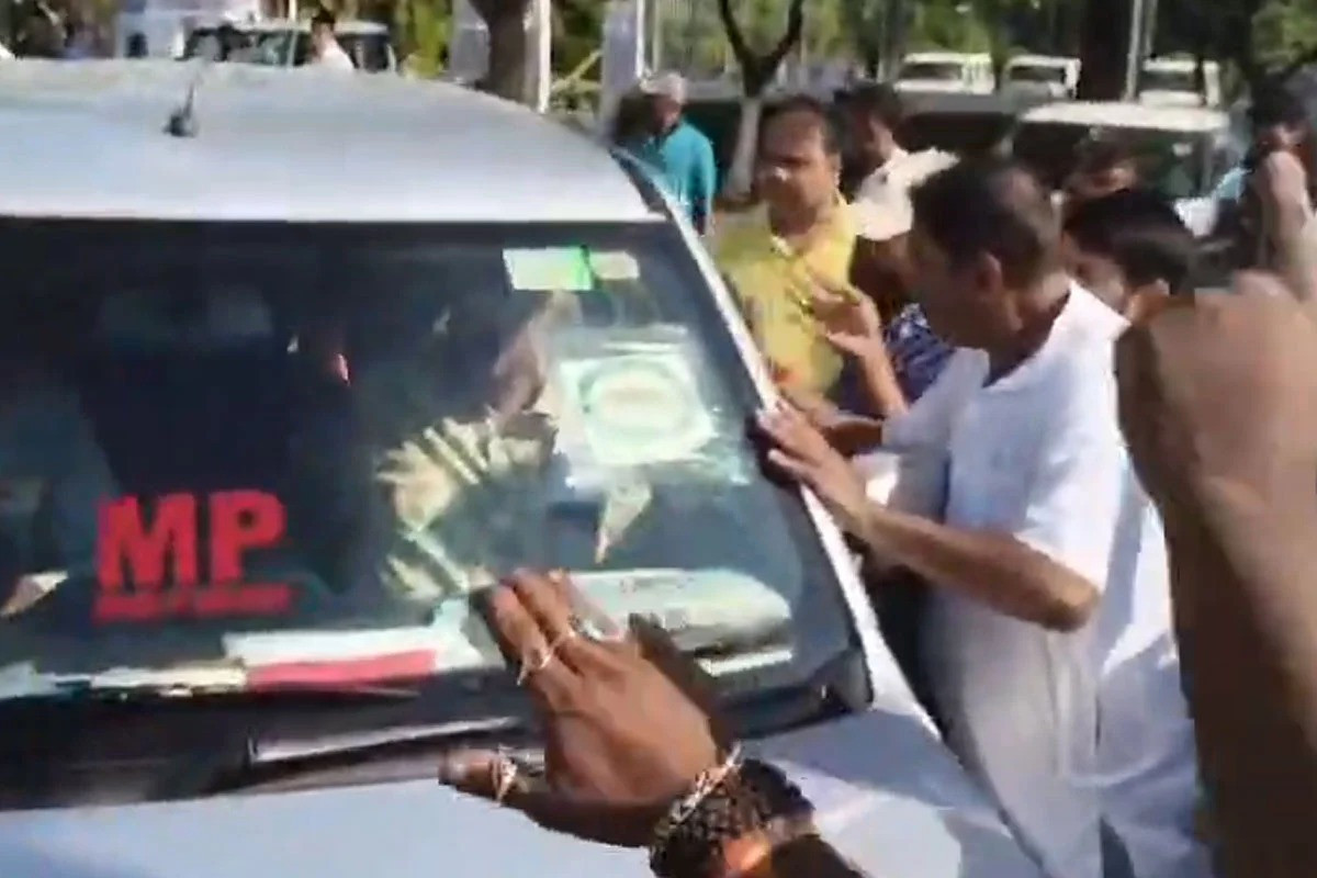 Saugata Roy's car surrounded by protesters at Kolkata Airport