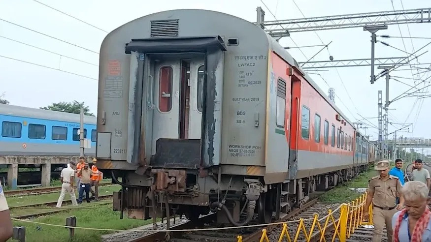 Bihar-Mahananda Express derails, engine and 2 coaches go off track