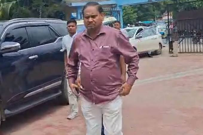 Humayun Kabir at Berhampur police station