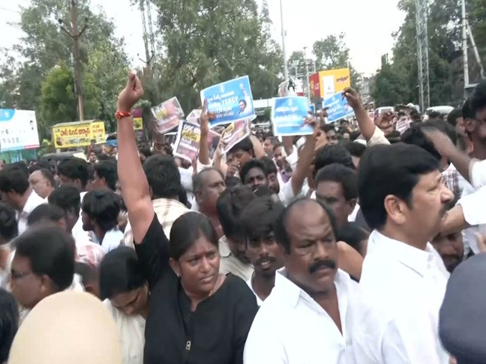 Police lathi-charge YSRCP protesters