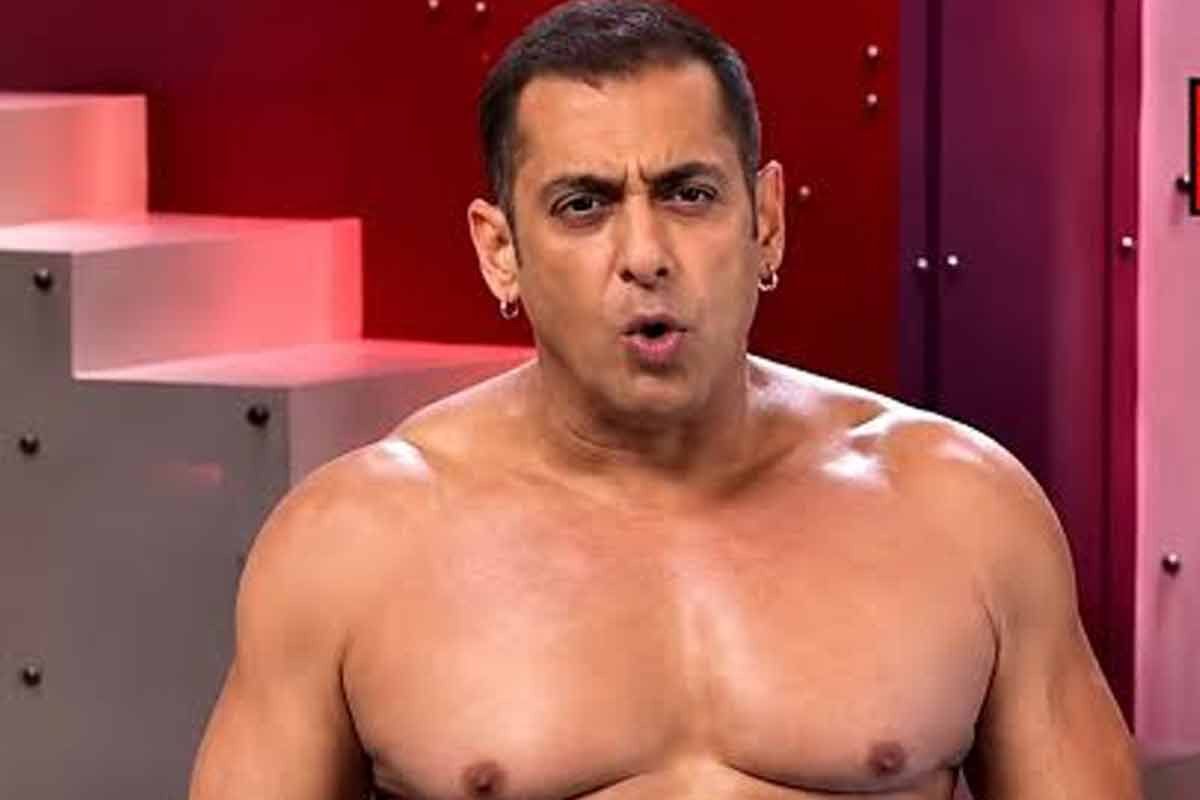 Shirtless Salman in 'Bigg Boss 20'
