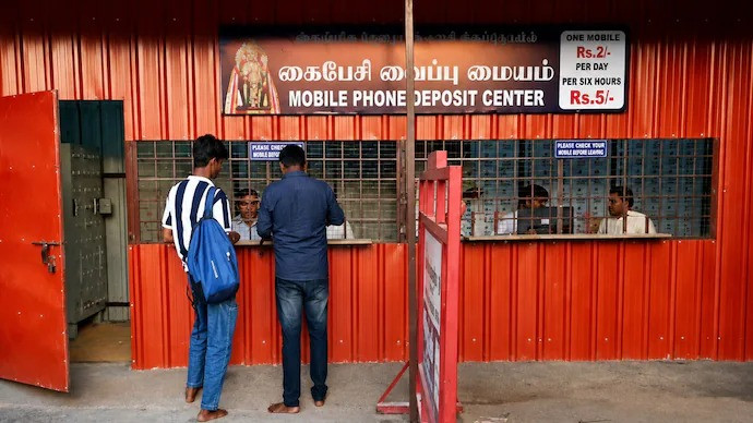Tamil Nadu bans smartphones inside 52 temples