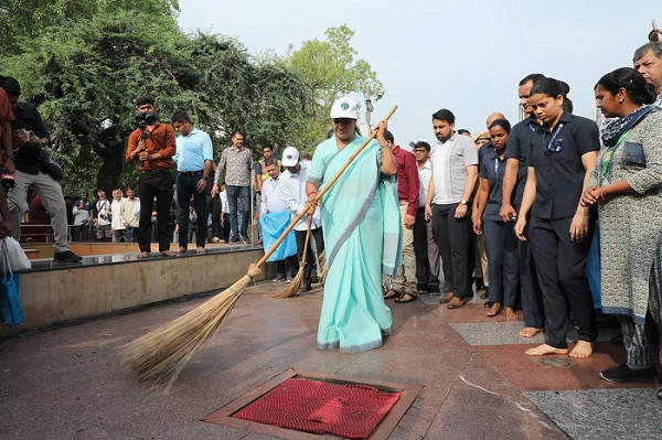 CM Rekha Gupta participates in cleanliness drive