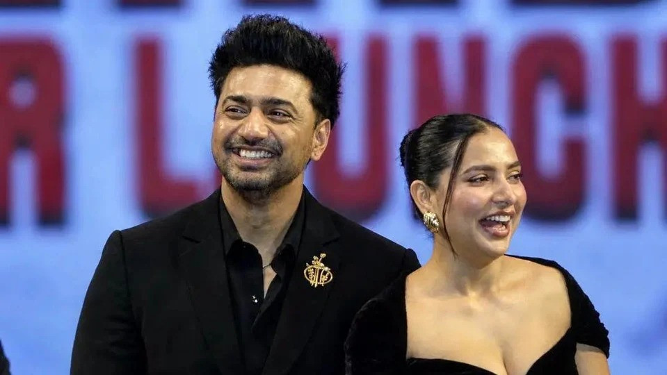 Dev and Subhashree at the trailer launch event of *Deshu 7*