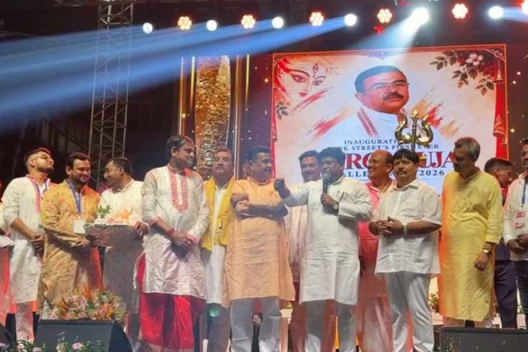 অ্যালেন পার্কের পুজো উদ্বোধনে মুখ্যমন্ত্রী,