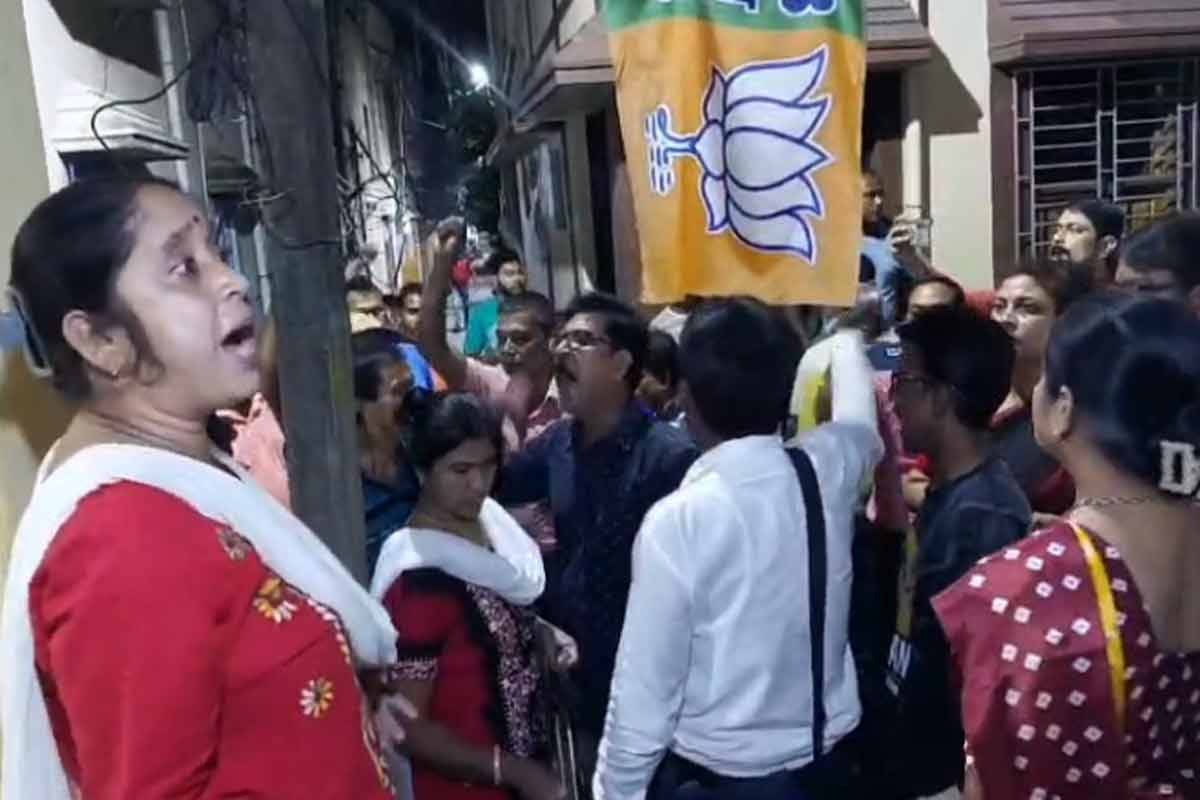 Massive protests by women in Katwa