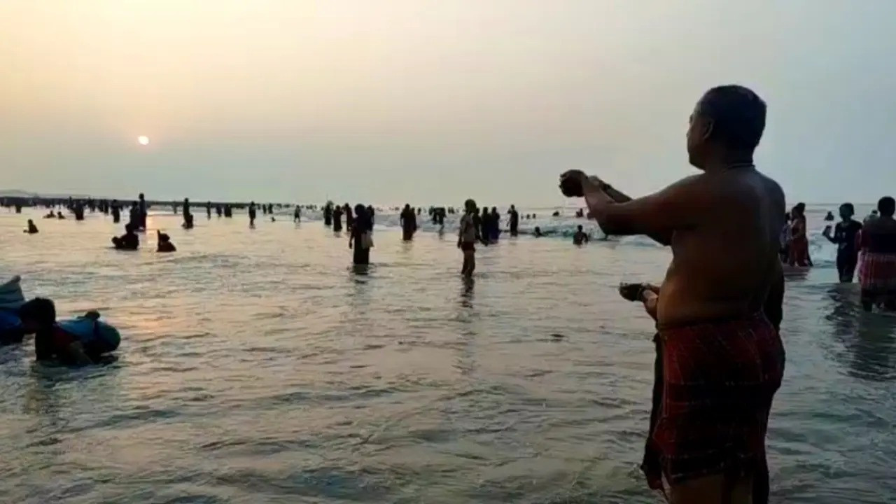 Sagar Sangam abuzz with ritual offerings and holy dips