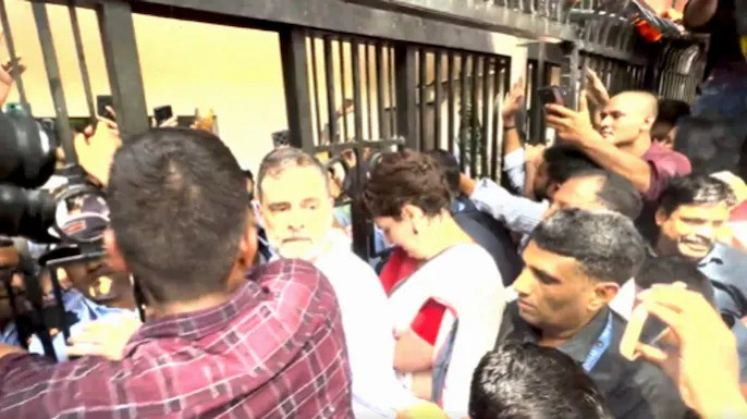 Rahul Gandhi and Priyanka attempt to enter the Akashvani Bhavan