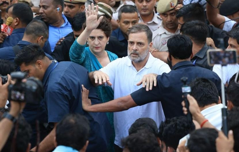 FIR against Rahul, Priyanka for 'assaulting cops' during Delhi protest