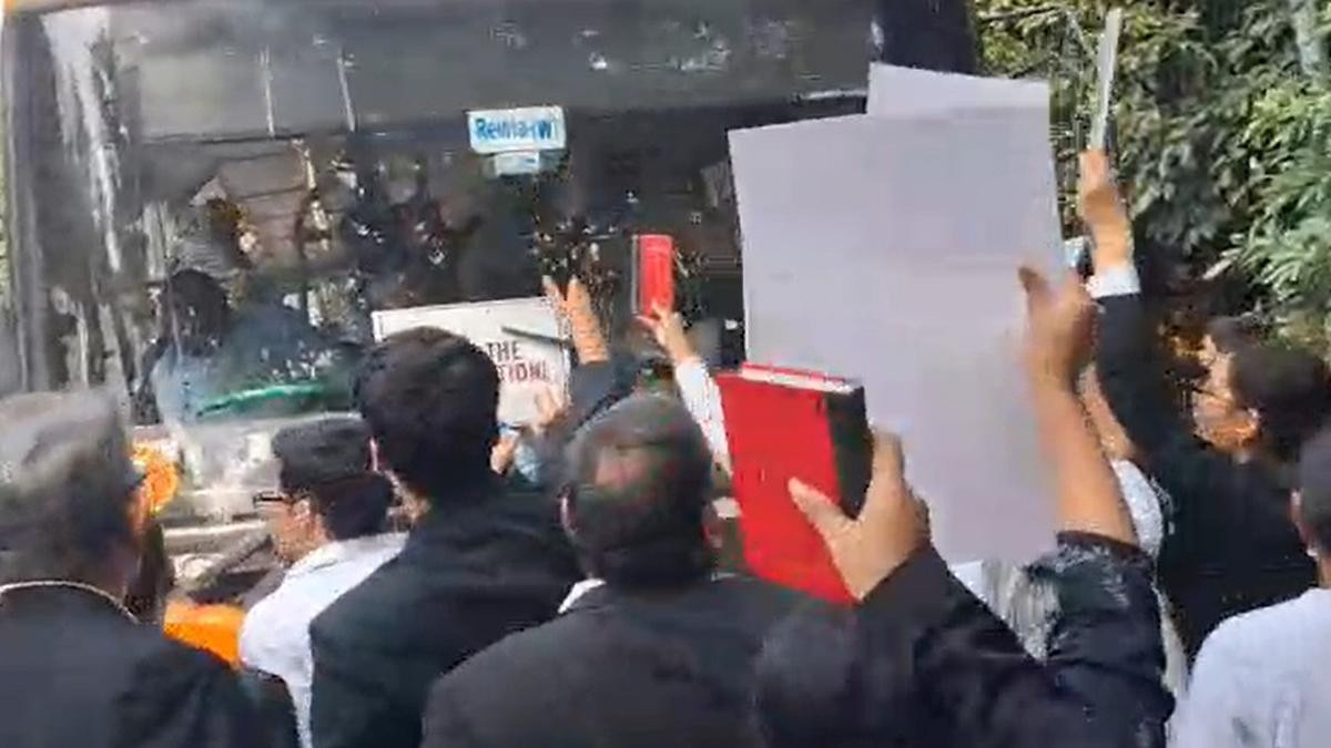 Lawyers detained outside Supreme Court released after CJI’s intervention