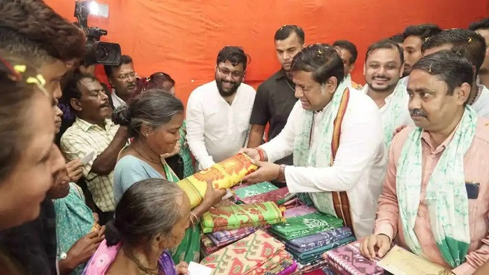 ‘NaMo Mall’ offering Puja outfits for Rs 10 in Bengal’s Panihati