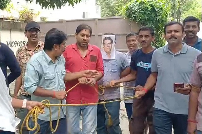 BJP protests in front of Indranil Sen’s garden house in Singur