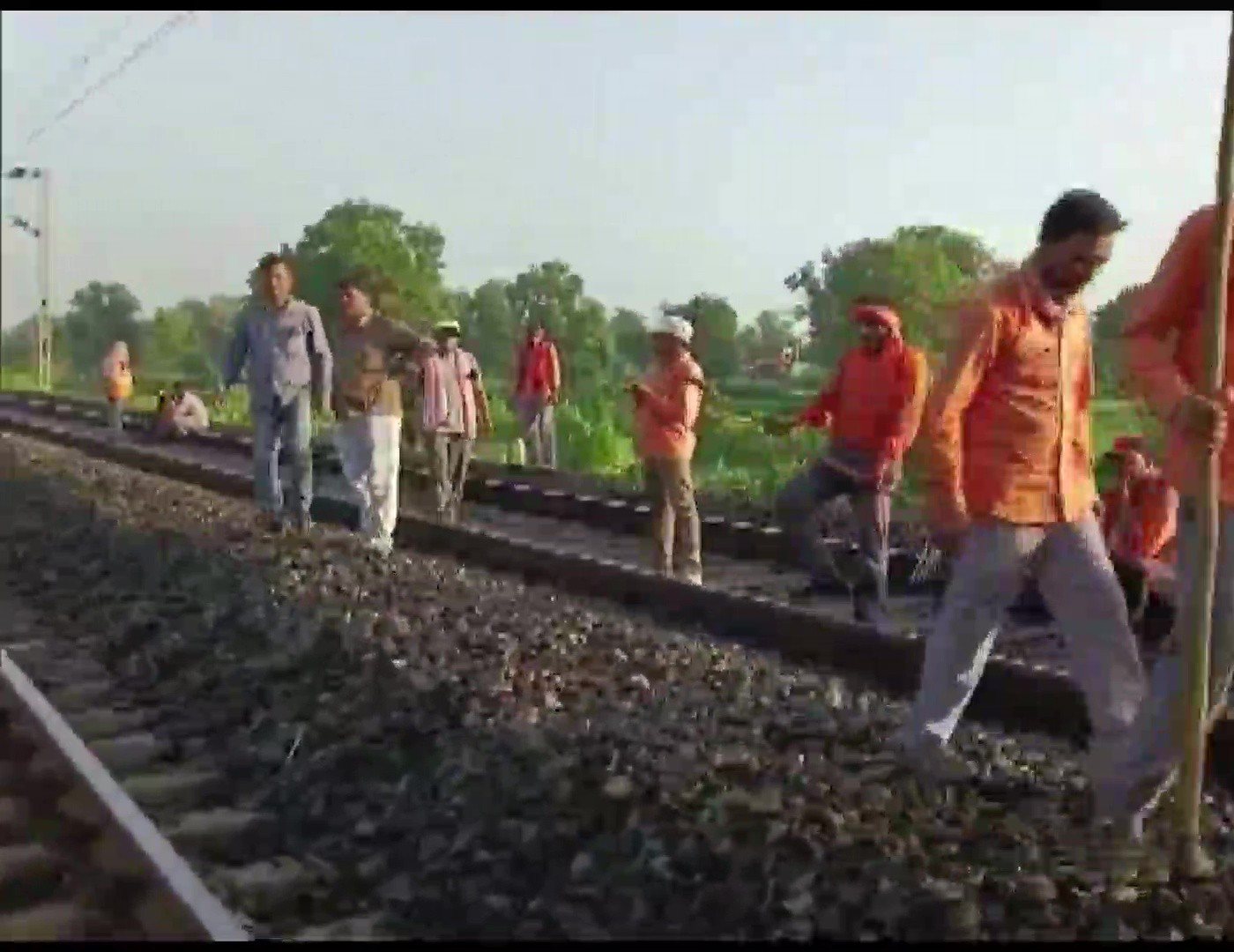 passenger train deraild in maharashtra