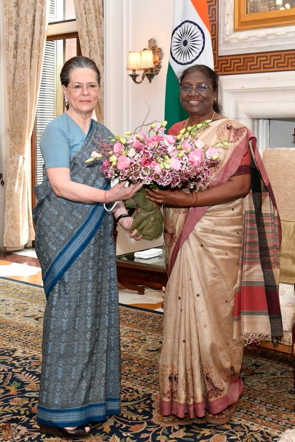 Sonia ghandhi met president droupadi
