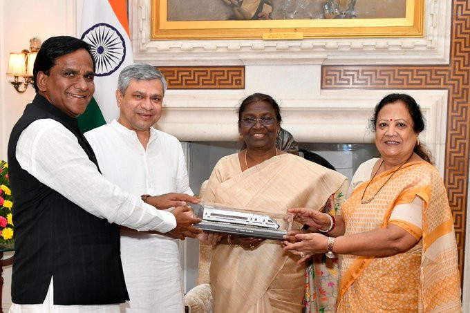 Rail minister Aswini vaishnaw met president